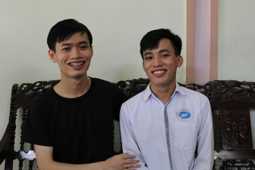  Dương Văn Giới  (áo trắng) và anh trai của mình tại nhà riêng.