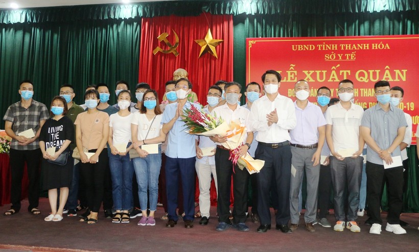 Lãnh đạo tỉnh Thanh Hóa tặng hoa cho đoàn cán bộ, y, bác sĩ trước khi lên đường hỗ trợ TP Hồ Chí Minh và tỉnh Bình Dương.