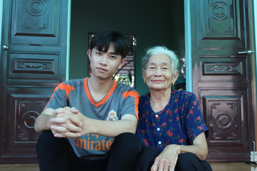 Nam sinh Phạm Thanh Tùng và bà ngoại của mình.