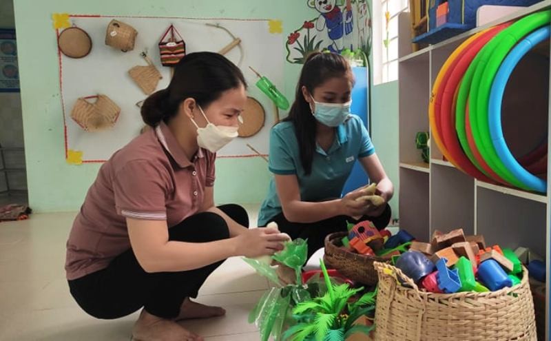 Giáo viên Trường Mầm non thị trấn Sơn Lư  (Quan Sơn, Thanh Hóa) làm vệ sinh đồ chơi cho trẻ.