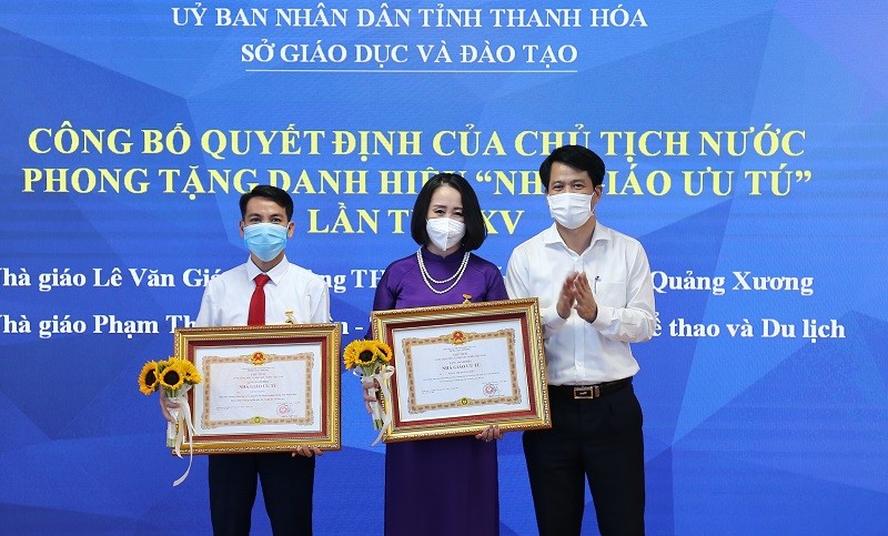 Thừa ủy quyền của Chủ tịch nước, Trưởng ban Tuyên giáo Tỉnh ủy Thanh Hóa trao tặng danh hiệu Nhà giáo ưu tú cho nhà giáo Phạm Thị Hoàng Hiền và Lê Văn Giáo.