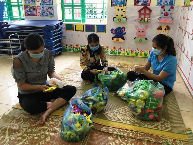 Giáo viên trường Mầm non Phú Sơn (Quan Hóa, Thanh Hóa) vệ sinh đồ chơi của trẻ, để đón năm học mới. 