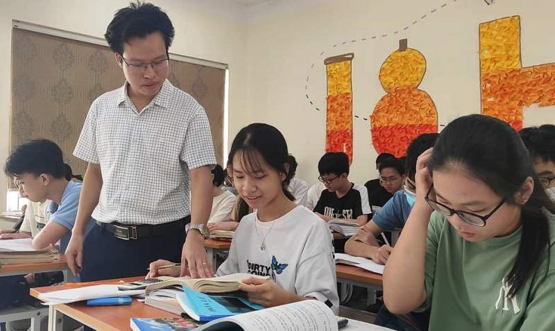 Thầy giáo Lê Văn Đạt đang ân cần hướng dẫn cho học sinh của mình.