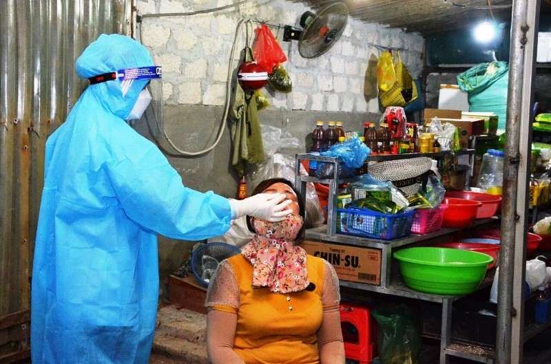 Nhân viên y tế lấy mẫu xét nghiệm cho người dân ở huyện huyện Nông Cống (Thanh Hóa).