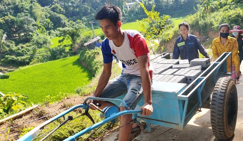 Phụ huynh vận chuyển vật liệu đến xây dựng bếp ăn bán trú cho các cháu Trường Mầm non Tam Lư (Quan Sơn, Thanh Hóa).
