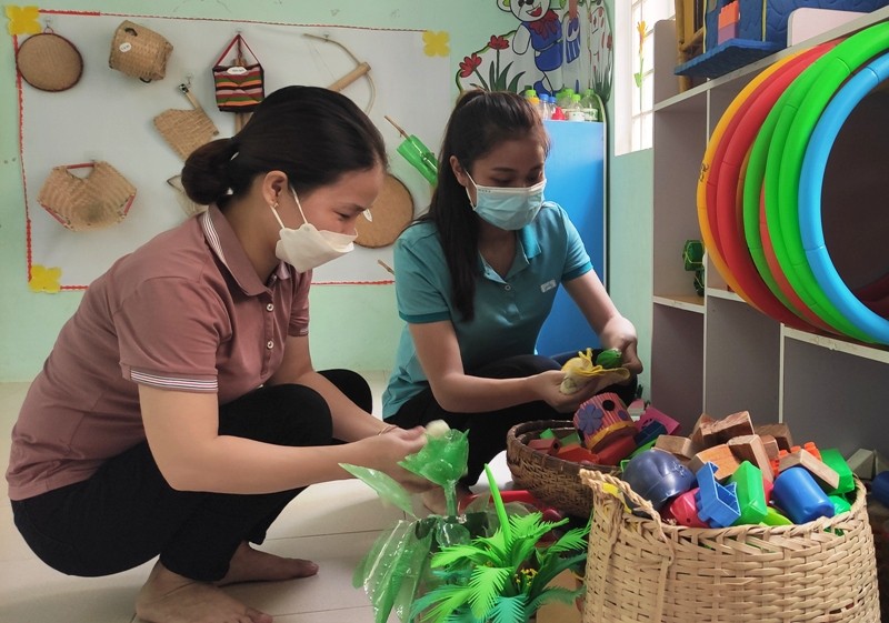 Giáo viên Trường Mầm non Sơn Lư (Quan Sơn, Thanh Hóa) vệ sinh đồ chơi. 