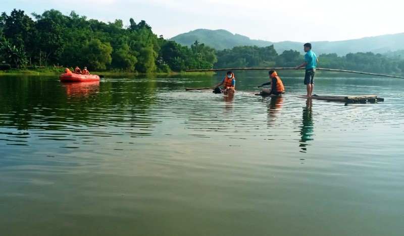 Lực lượng Công an tìm kiếm người bị nạn dưới hồ nước.