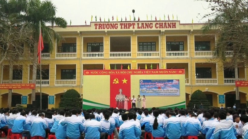 Trường THPT Lang Chánh (Thanh Hóa) tổ chức lễ phát động phòng chống tệ nạn xã hội, bạo lực học đường. Ảnh: Tư liệu nhà trường.
