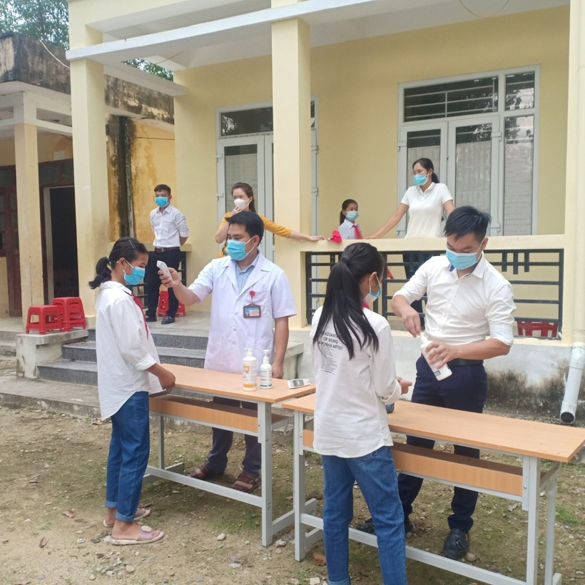 Học sinh đến trường được kiểm tra thân nhiệt và sử dụng nước sát khuẩn.