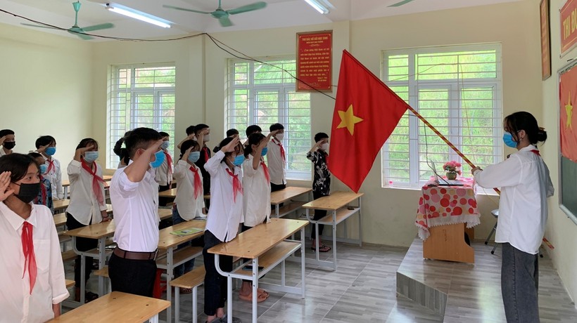 Thầy và trò Trường PTDTBT - THCS Mường Lý (Mường Lát, Thanh Hóa) thực hiện nghi lễ chào cờ khai giảng năm học mới.