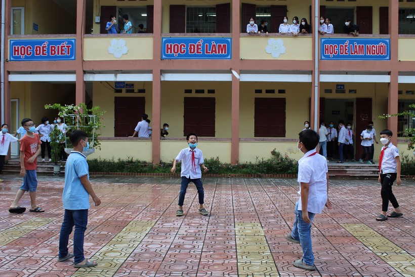  Học sinh Trường THCS Nhữ Bá Sỹ (Hoằng Hóa, Thanh Hóa) vui chơi thể thao trong giờ giải lao.