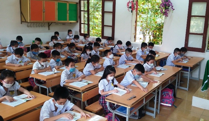 Học sinh Trường Tiểu học Minh Khai 1, TP Thanh Hóa trong buổi học đầu tiên của năm học 2021-2022.
