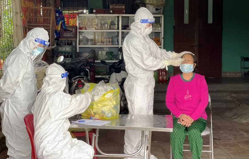 Lực lượng y tế lấy mẫu xét nghiệm Covid-19 cho người dân ở thị xã Bỉm Sơn (Thanh Hóa).