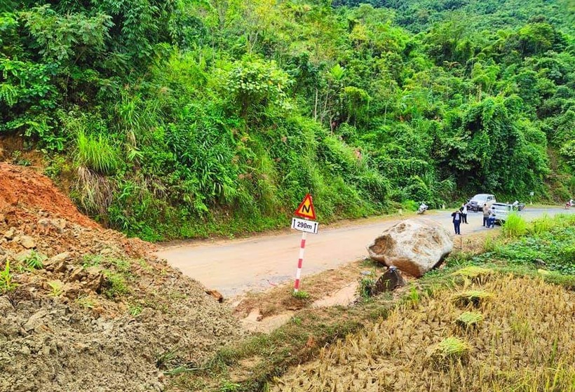 Quốc lộ 15C, đoạn qua bản Kéo Té (Nhi Sơn, Mường Lát, Thanh Hóa) bị ách tắc do sạt lở.