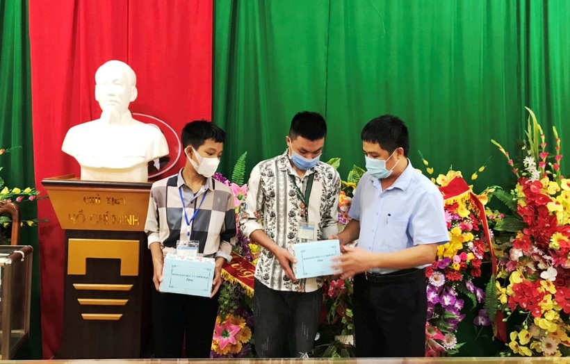 Thầy Trần Anh Văn (phải) - Hiệu trưởng Trường THPT Mường Lát (Thanh Hóa) trao điện thoại do bạn đọc Báo GD&TĐ hỗ trợ cho học sinh nghèo của nhà trường.