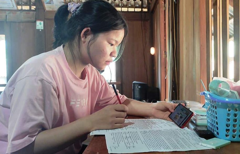 Hà Thị Tuyến - nữ sinh Trường ĐH Luật TP Hồ Chí Minh đang học trực tuyến tại nhà.