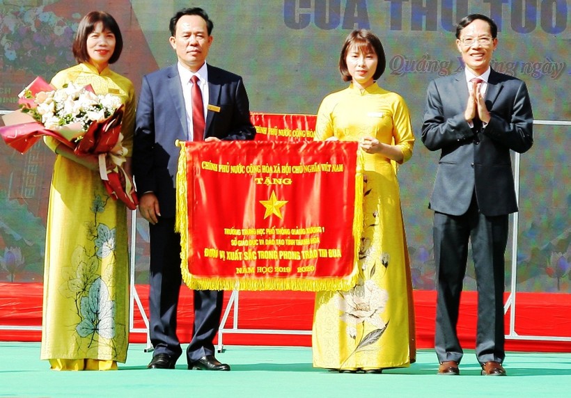 Trường THPT Quảng Xương 1 (Thanh Hóa) vinh dự đón nhận Cờ thi đua của Thủ tướng Chính phủ.