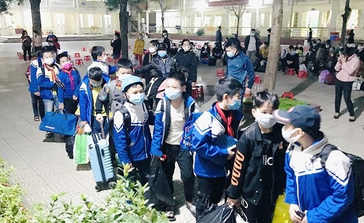 Hơn 130 học sinh Trường Tiểu học Hoàng Hoa Thám (TP Thanh Hóa) đi cách ly tập trung đêm 18/11.