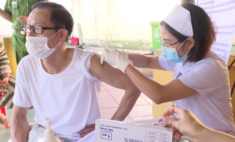Tiêm vắc xin phòng Covid-19 cho người dân ở tỉnh Thanh Hóa.