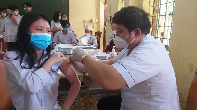 Thực hiện tiêm vắc xin phòng Covid-19 cho học sinh ở Thanh Hóa.