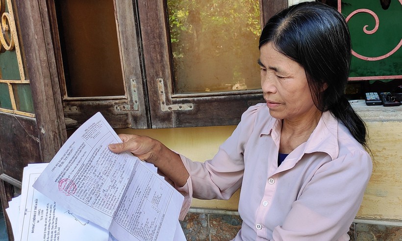 Bà Chu Thị Lệ, vợ ông Trần Bá Kiến (thương binh hạng 1/4) hơn 10 năm đi xin cấp "sổ đỏ".