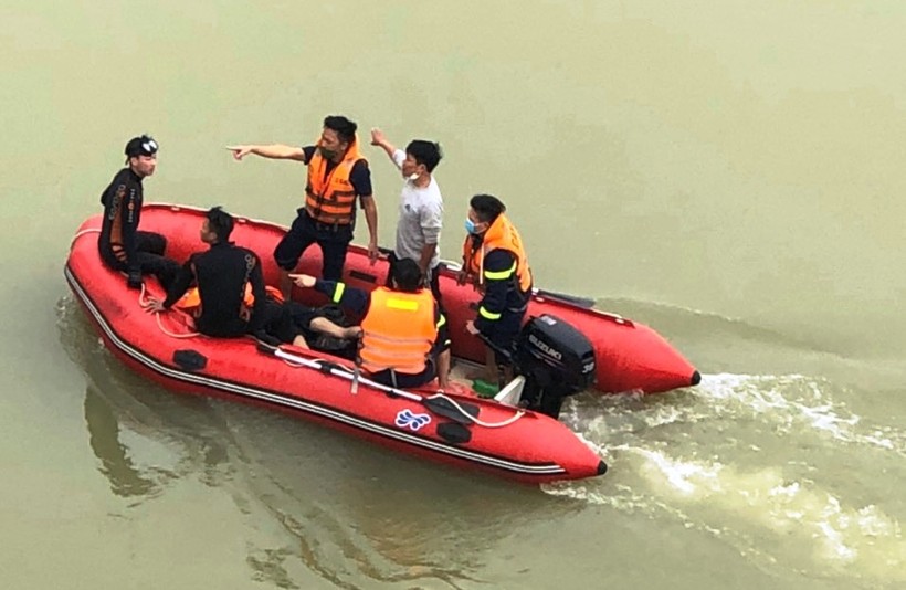 Lực lượng Cảnh sát PCCC và CNCH Công an tỉnh Thanh Hóa tìm kiếm người nhảy cầu ở sông Chu.