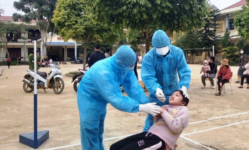 Lực lượng Y tế lấy mẫu xét nghiệm Covid-19 cho học sinh Mường Lát (Thanh Hóa).