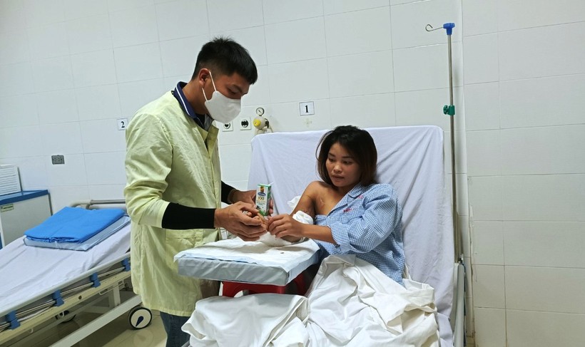 Nữ bệnh nhân đã được nối liền cánh tay phải.