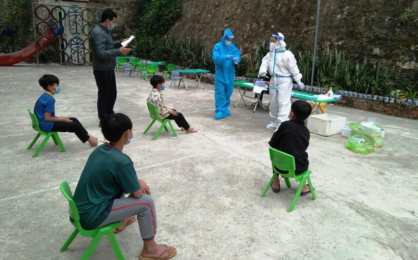 Lực lượng y tế lấy mẫu xét nghiệm cho học sinh ở huyện Mường Lát (Thanh Hóa).