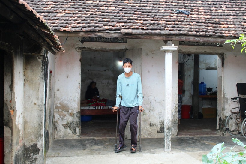 Anh Cao Ngọc Bình bên căn nhà lụp sụp ở xã Hoằng Phong (Hoằng Hóa, Thanh Hóa).