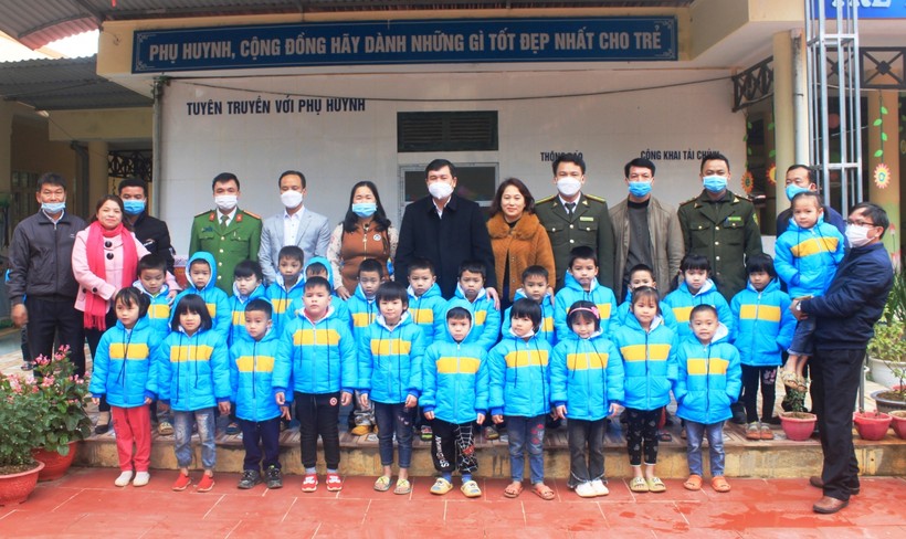 Đoàn từ thiện trao áo ấm cho các bé ở Trường Mầm non Yên Khương (Lang Chánh, Thanh Hóa).