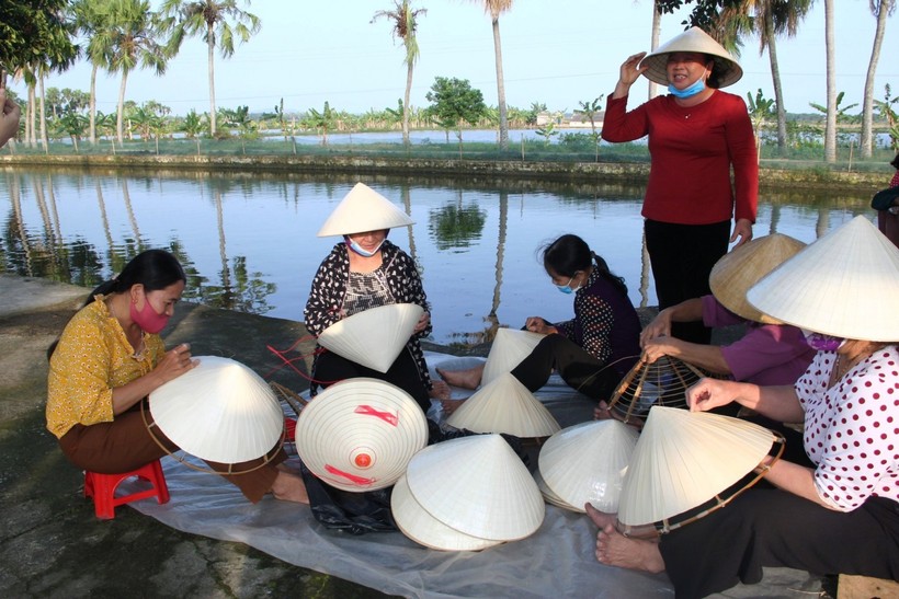 Người dân ở xã Trường Sơn, huyện Nông Cống (Thanh Hóa) phát triển nghề đan nón lá.