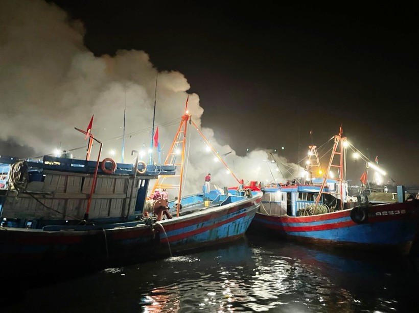 Cháy tàu cá ở cảng Lạch Bạng, thị xã Nghi Sơn (Thanh Hóa).
