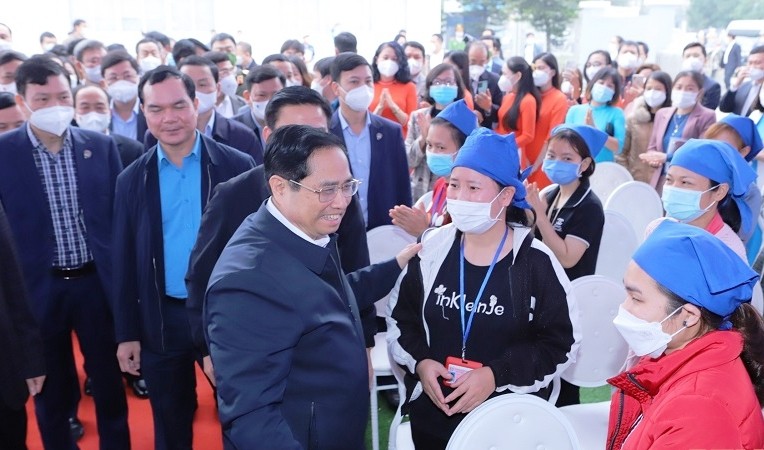 Thủ tướng Chính phủ Phạm Minh Chính thăm công nhân lao động tại Công ty TNHH Sakurai Việt Nam (TP Thanh Hóa). Ảnh: Minh Hiếu.