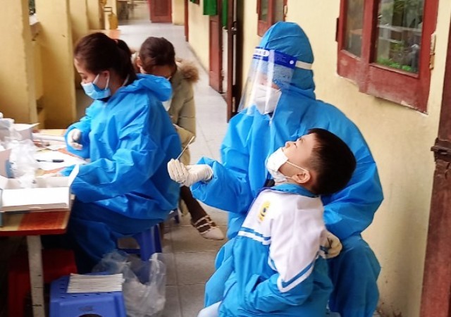 Nhân viên Y tế lấy mẫu xét nghiệm cho học sinh Trường Tiểu học Minh Khai 1, TP Thanh Hóa.