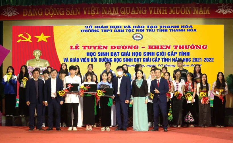 Trường THPT Dân tộc nội trú tỉnh Thanh Hóa tổ chức lễ tuyên dương, khen thưởng cho học sinh và giáo viên đạt thành tích xuất sắc.