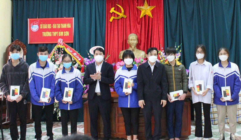 Công đoàn ngành Giáo dục Thanh Hóa phối hợp cùng các đơn vị trao máy tính bảng cho học sinh nghèo tại Trường THPT Lê Hồng Phong.