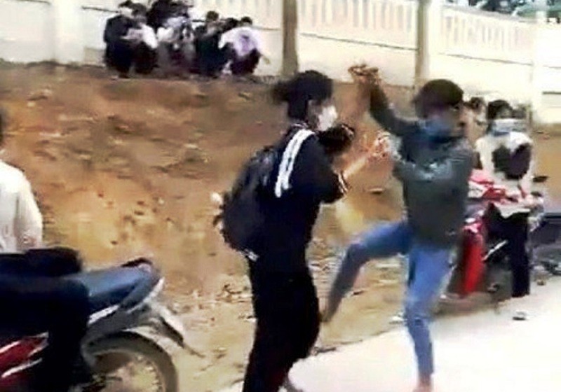 Hai nữ sinh ở huyện Như Xuân (Thanh Hóa) ẩu đả nhau trên đường. Ảnh cắt từ clip.