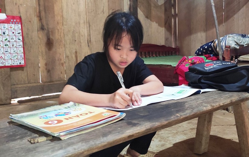 Hơ Thị Tho - cô bé mồ côi cha ở bản Cá Tớp, xã Pù Nhi (Mường Lát, Thanh Hóa) đang học lớp 6, Trường THCS Pù Nhi.