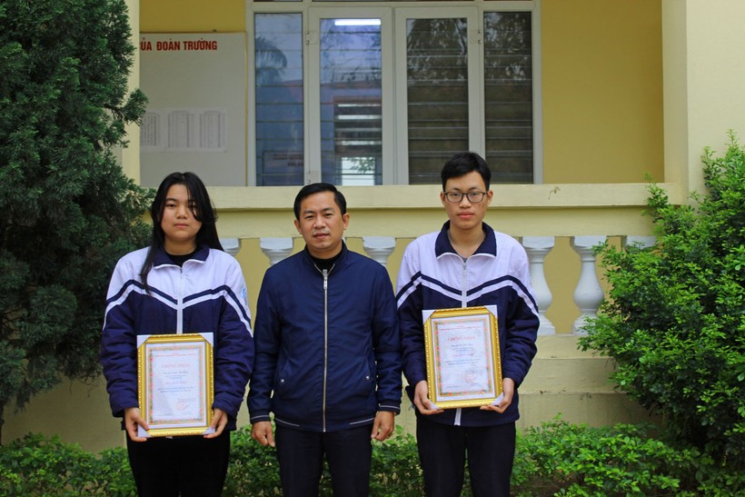 Thầy Nguyễn Văn Trào cùng hai học sinh lớp 12A1 đoạt giải Nhì tại cuộc thi “Sáng tạo Thanh thiếu niên, nhi đồng toàn quốc” lần thứ 17.