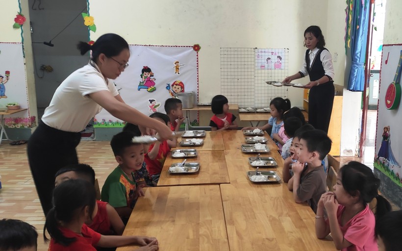 Giáo viên Trường Mầm non Tam Chung, huyện Mường Lát (Thanh Hóa) lo bữa ăn bán trú cho trẻ.