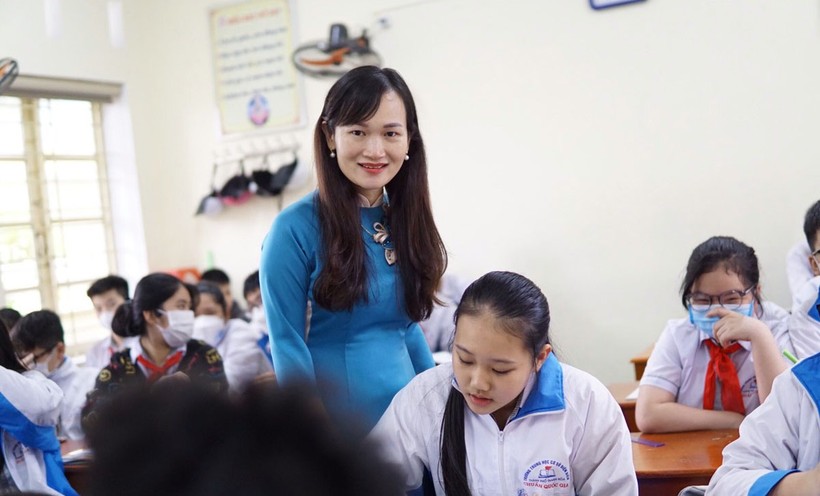 Cô giáo Cao Thị Hằng trong giờ dạy học Ngữ văn tại lớp 7B, Trường THCS Điện Biên (TP Thanh Hóa).