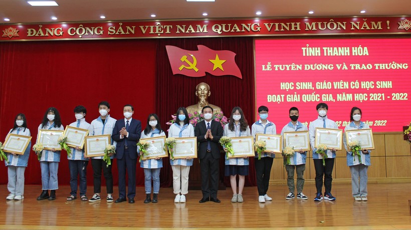 Bí thư Tỉnh ủy Đỗ Trọng Hưng và Chủ tịch UBND tỉnh Thanh Hóa Đỗ Minh Tuấn trao bằng khen, phần thưởng cho HS đoạt giải quốc gia, năm học 2021 – 2022.