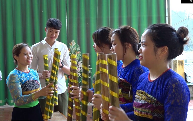 Giáo viên và HS Trường THPT Quan Sơn (Thanh Hóa) tham gia các hoạt động giữ gìn bản sắc văn hóa dân tộc.