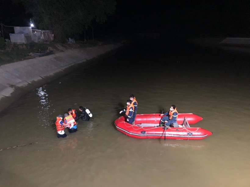 Lực lượng chức năng xuyên đêm tìm kiếm các nạn nhân đuối nước ở huyện Thiệu Hóa, Thanh Hóa.