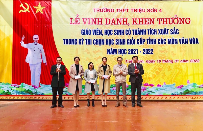 Cô giáo Lê Thị Ngân (người  thứ 3 từ phải sang) trong buổi lễ vinh danh GV, HS có thành tích xuất sắc kỳ thi chọn HSG cấp tỉnh, năm học 2021-2022 của Trường THPT Triệu Sơn 4 (Thanh Hóa).