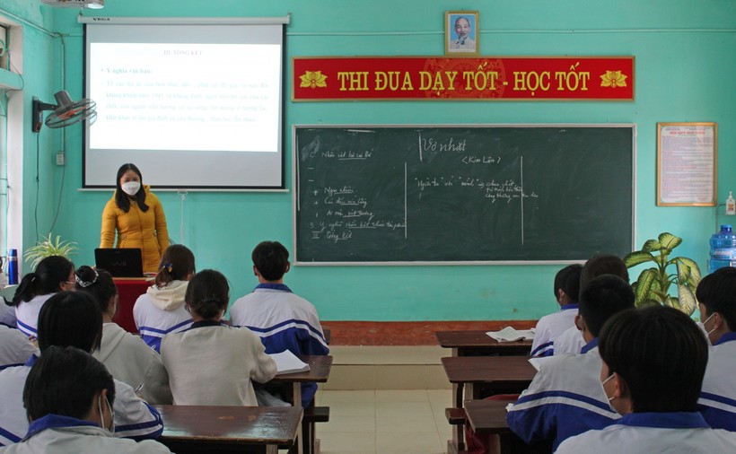 Cô Trần Thị Mai, Trường THPT Nga Sơn (huyện Nga Sơn, Thanh Hóa) trong giờ dạy Ngữ văn.