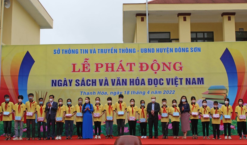 Tại lễ phát động, HS nghèo vượt khó của Trường TH&THCS Đông Thịnh (Đông Sơn, Thanh Hóa) được nhận quà tặng từ Ban tổ chức và nhà tài trợ.