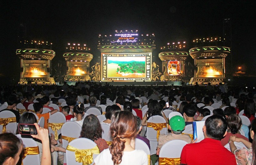 Hàng vạn người tham dự Lễ khai hè Sầm Sơn 2022.