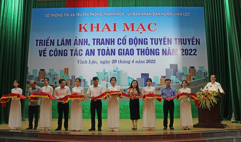 Lãnh đạo Sở TT&TT tỉnh Thanh Hóa cùng lãnh đạo huyện Vĩnh Lộc cắt băng khai mạc triển lãm.